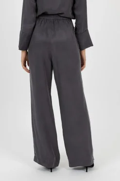 Pants><noscript><img width=