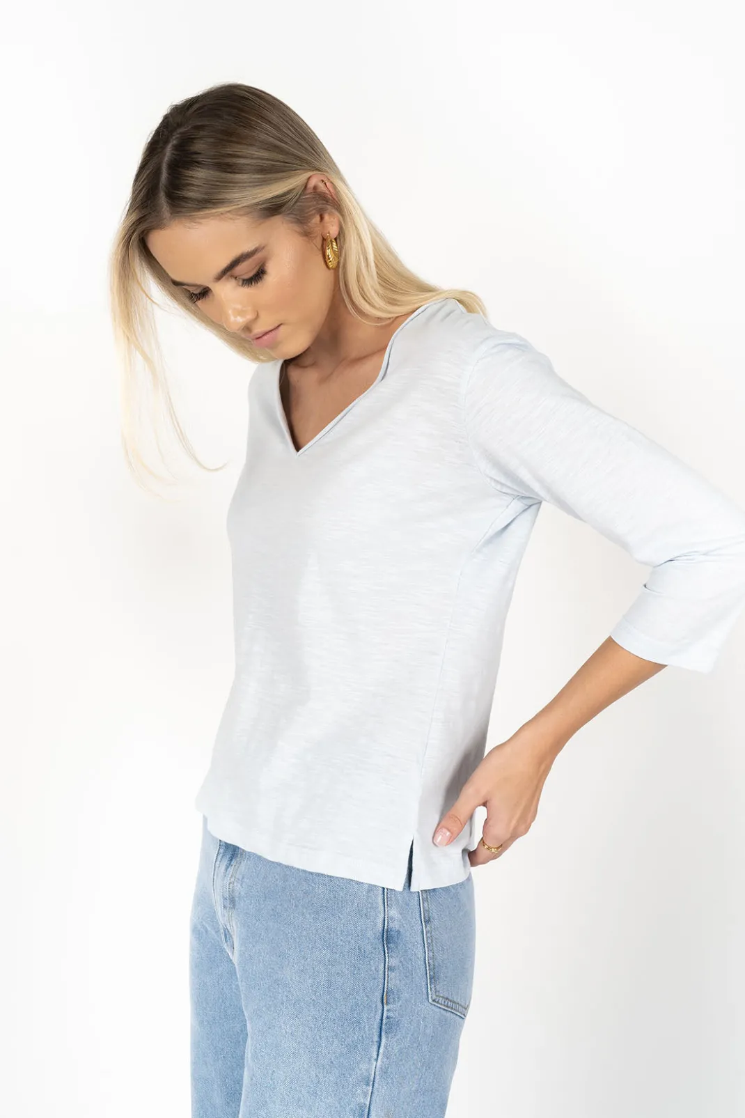 Basics | T-shirts>Humidity Lifestyle STELLA V-NECK AW25